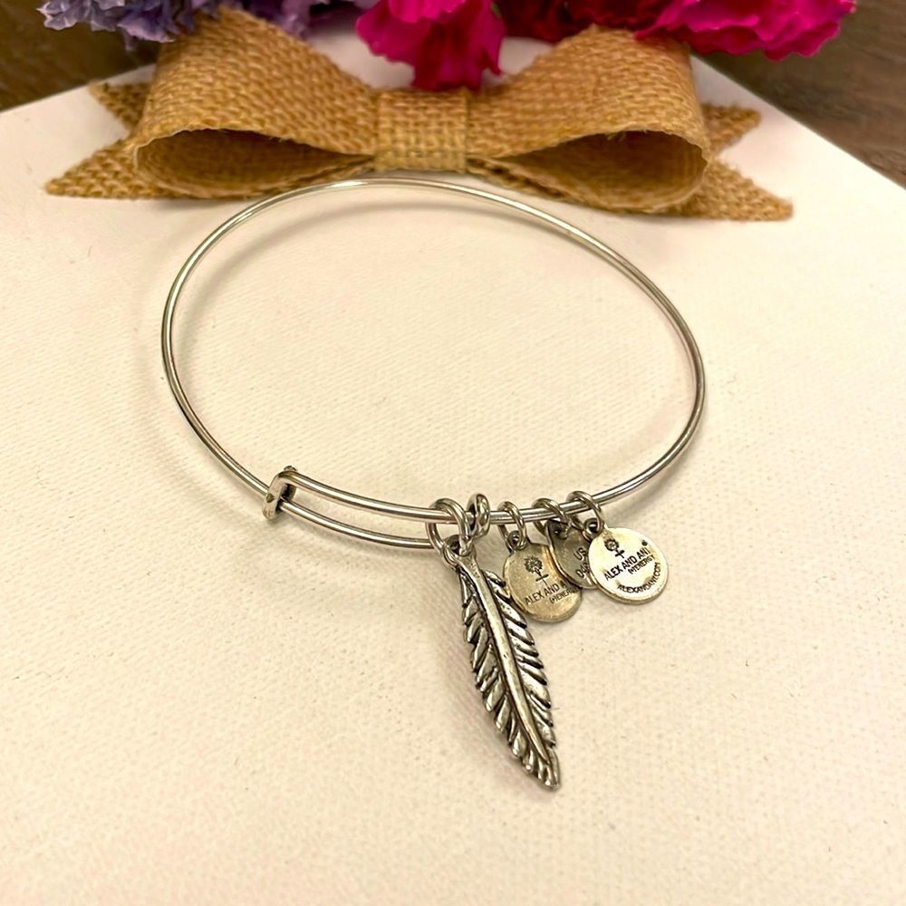 ☘️3/$45☘️Alex and Ani Feather Charm Bangle